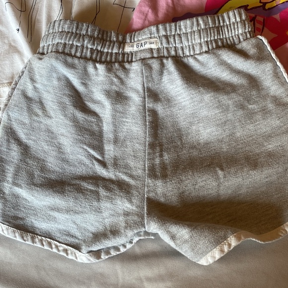 Gap size XS 4-5 active set bundle. Two tank tops and one pair of shorts. - Picture 4 of 11